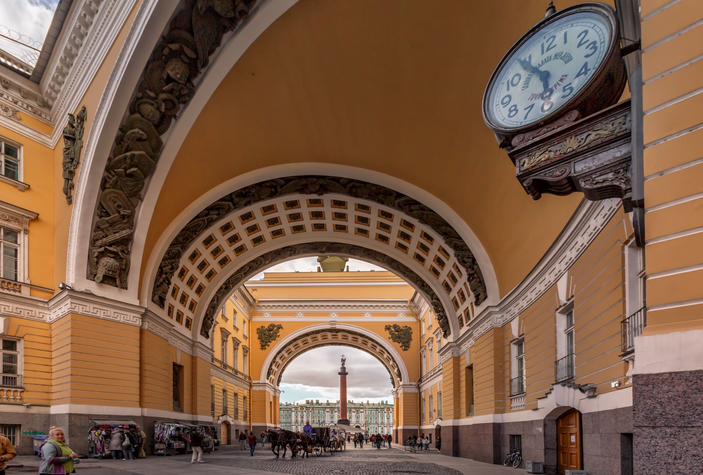 Дворцовая площадь метро. Арка главного штаба в Санкт-Петербурге. Арка главного штаба. Главный штаб арка Санкт-Петербург. Арка главного штаба СПБ.