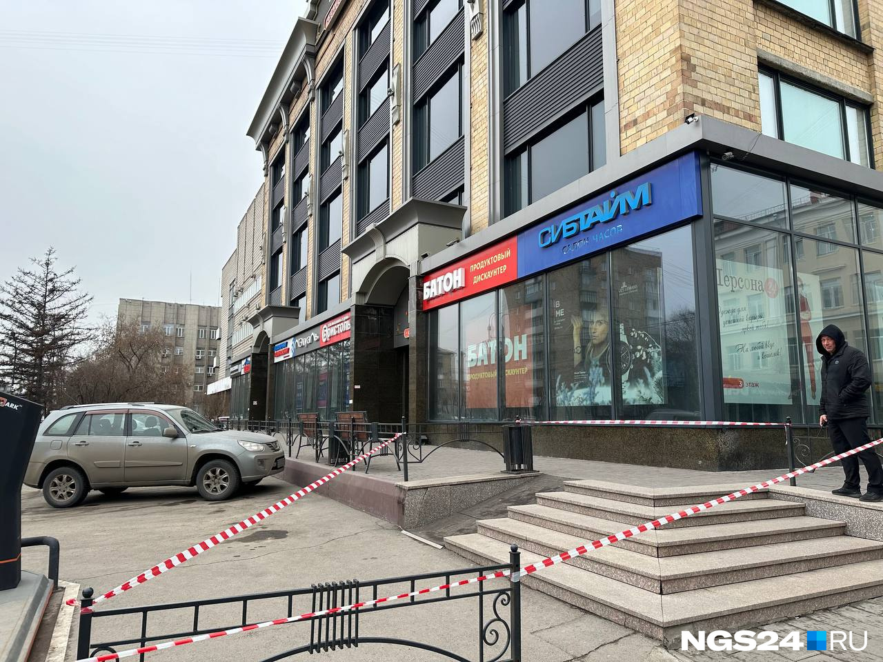 В Красноярске эвакуируют ТРЦ и театры из-за звонков о минировании