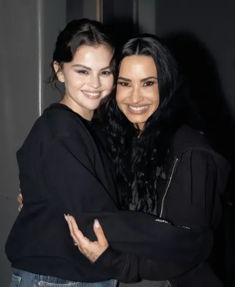 Подруги детства Селена Гомес и Деми Ловато встретились впервые за 10 лет Селена, Гомес, Ловато, своих, неоднократно, вместе, между, ЛоватоДеми, принцесс, защиты, Программа, которые, 33летняя, детства, принадлежит, периодами, жизни, девушка, призналась, изнасиловал