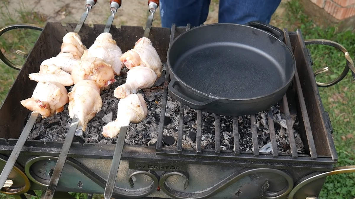 Шашлык из курицы на мангале курицу, мангале, блюда, сковороду, обжарьте, сванской, чкмерули, тушите, чеснок, курицы, смесь, пасты, однородной, раскаленную, добавьте, ступке, масла, подсолнечное, подсолнечного, сливочное