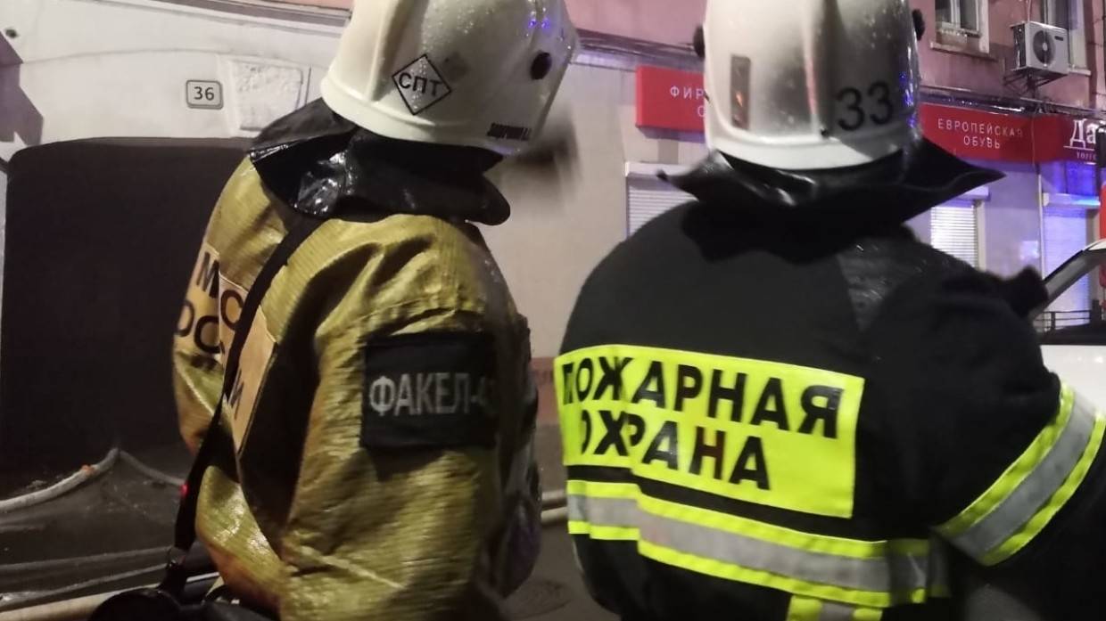 Пожар охватил крышу многоквартирного дома на площади 900 «квадратов» в Орехово-Зуево
