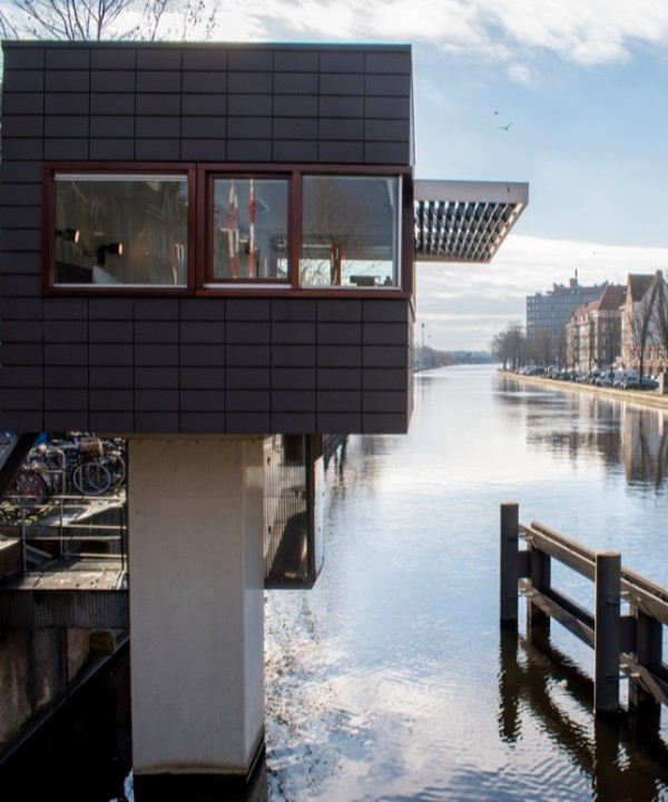 Sweets Hotel: отель в домах смотрителей мостов в Амстердаме
