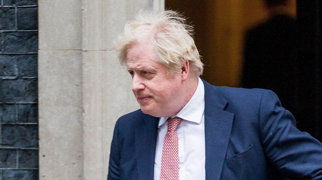 Джонсон был замечен возле холодильника с пивом в греческом супермаркете