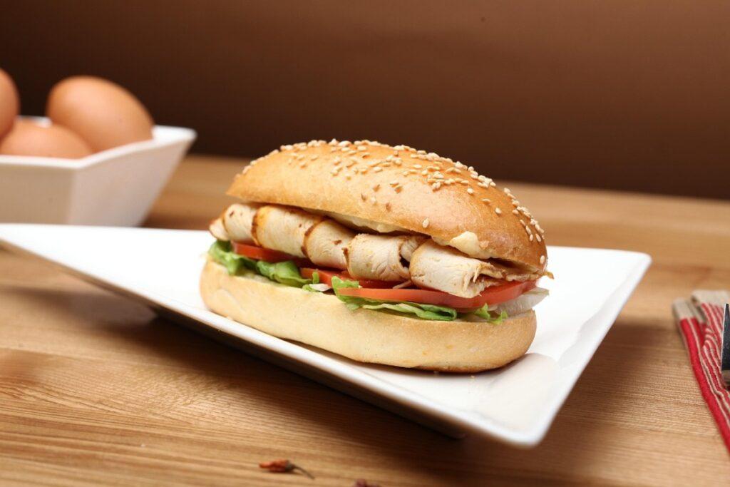 Что положить ребенку в школу: полезные перекусы, которые не испортятся к обеду