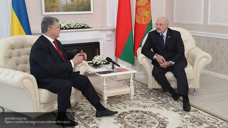 Порошенко нарушил протокол на встрече с Лукашенко, только чтобы уколоть Россию