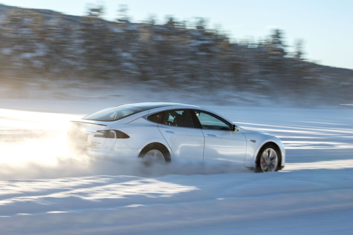 Tesla Model S 100D на льду