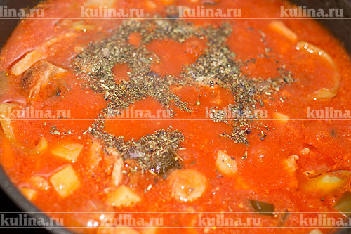 Мясо в хлебе Посолить, поперчить, посыпать специями по вкусу и оставить тушиться под крышкой до мягкости всех продуктов.