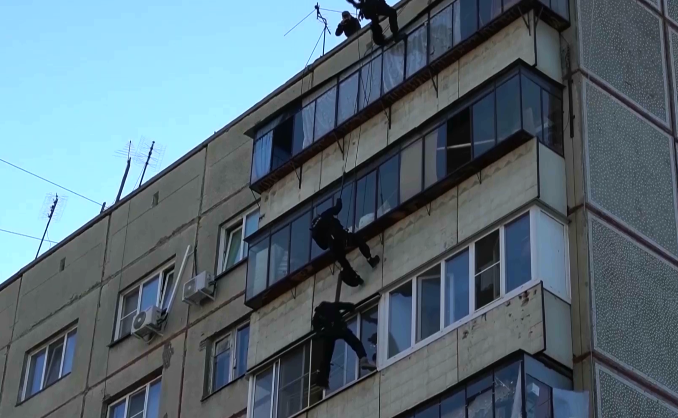 ФСБ и Росгвардия штурмовали квартиру с террористами в Челябинске