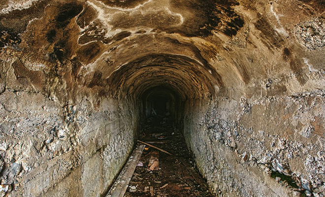 Туристы увидели проход в скале и решили проверить, но небольшая пещера привела их в древний лабиринт
