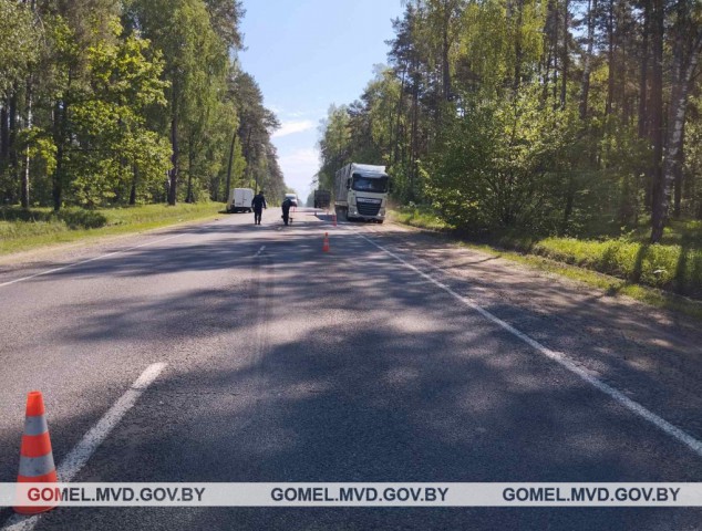 В Гомельской области при столкновении микроавтобуса с трактором погиб пожилой пассажир.