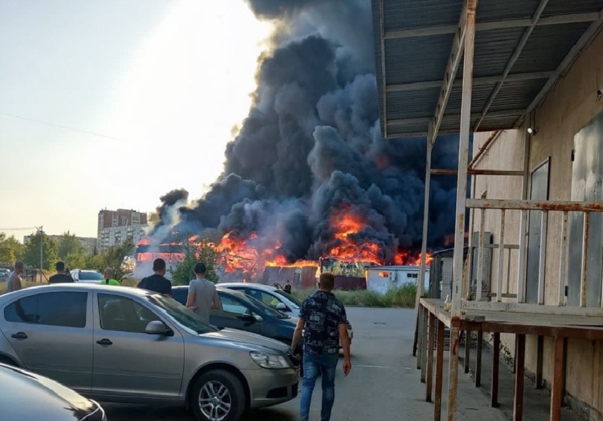 Там горела. Здание горит. Пожары. Пожар в Волжском рынок Людмила. Пожар на рынке в Волжском.