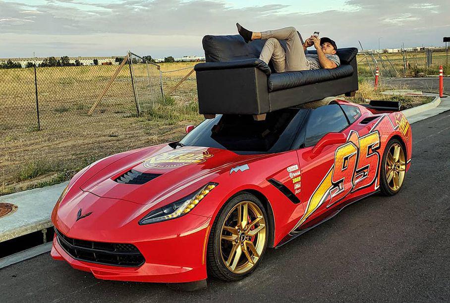 Chevrolet Corvette приспособили для перевозки мебели