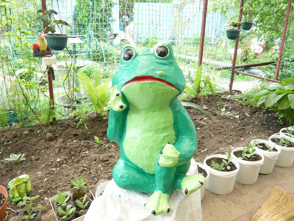Фигура садовый Гном с овощами полистоун высота 70 см F03130