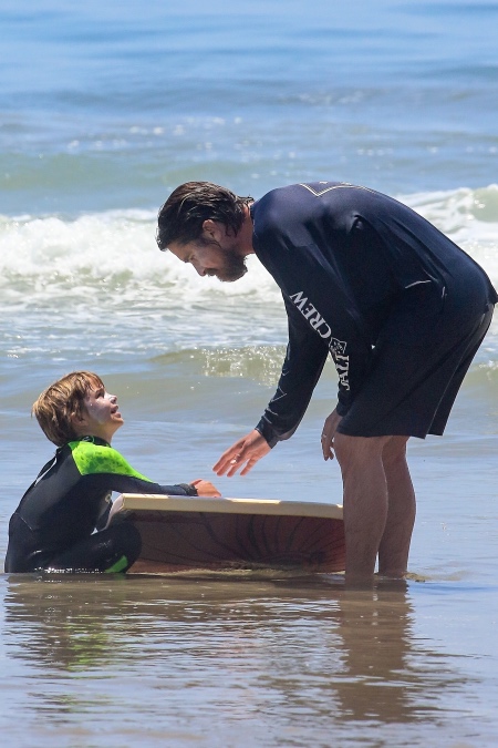 Пр примеру Марка Цукерберга: Кристиан Бейл проводит время на пляже с семьей Звезды,Новости о звездах
