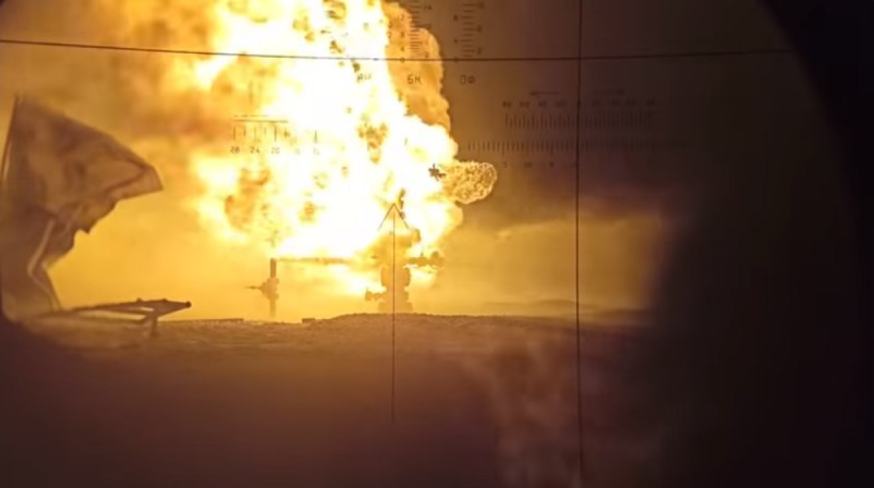 Тушение пожара на нефтяной скважине под Иркутском с помощью пушки сняли на видео