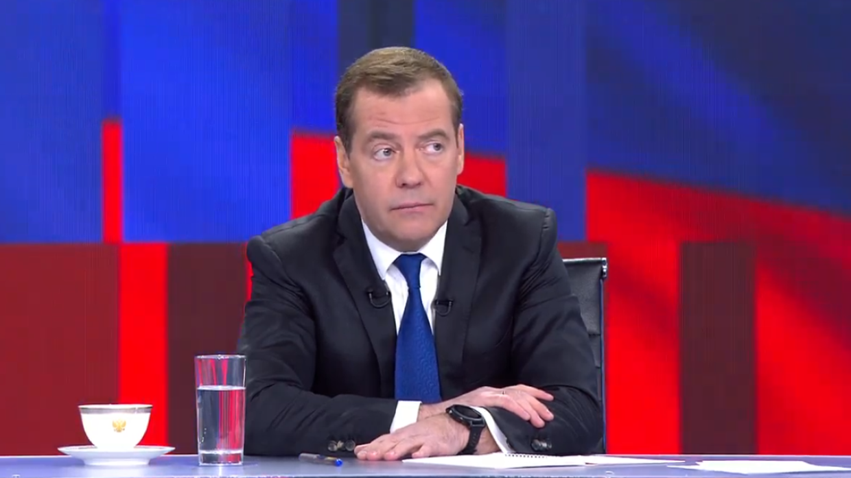 Медведев заявил, что переходить к четырехдневке в России нужно с сохранением зарплаты