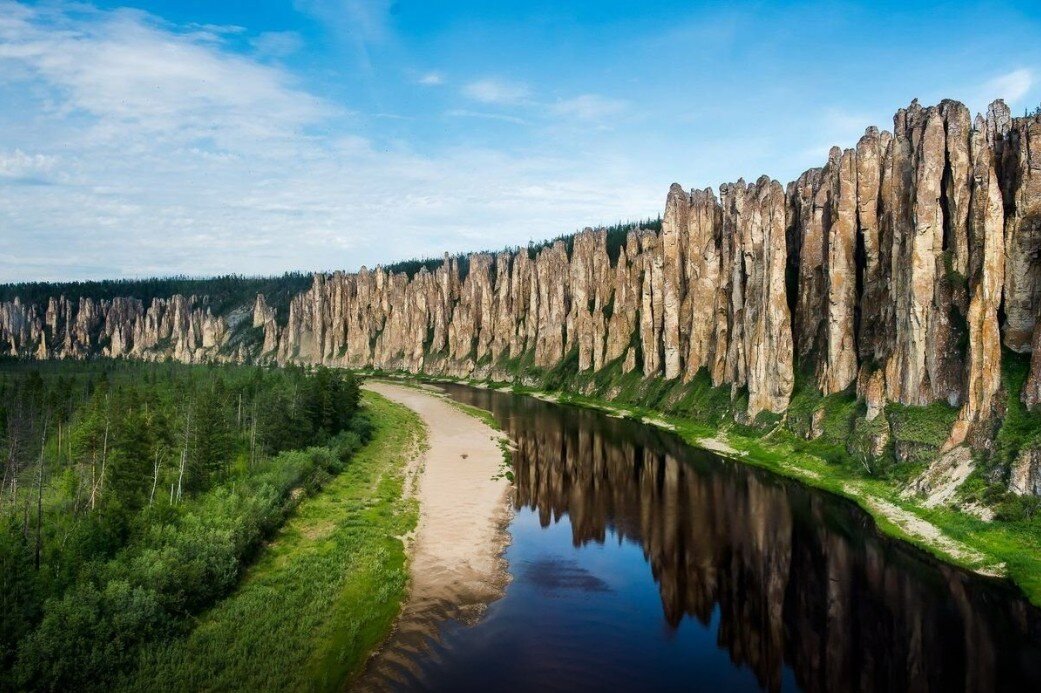 «Синские столбы» - национальный парк в Якутии, на берегу реки Лены. 