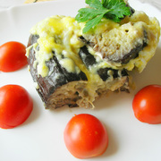 Запеченные баклажаны с сыром и яйцом под сметанно-майонезным соусом