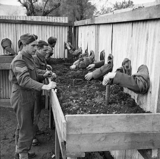 Британские сапёры учатся обезвреживать мины в полной темноте. 1943 г. Великая Отечественная Война, архивные фотографии, вторая мировая война