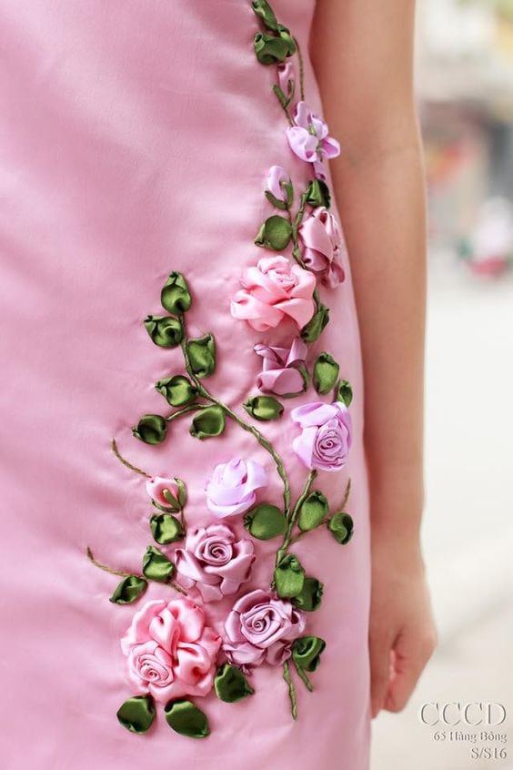 Как украсить платье цветами