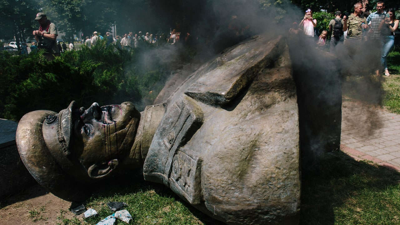 Уничтожение мемориалов советским воинам доказывает необходимость денацификации Украины