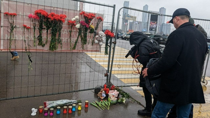 Люди несут цветы, чтобы почтить память погибших в теракте. Фото: Антон Дегтярев