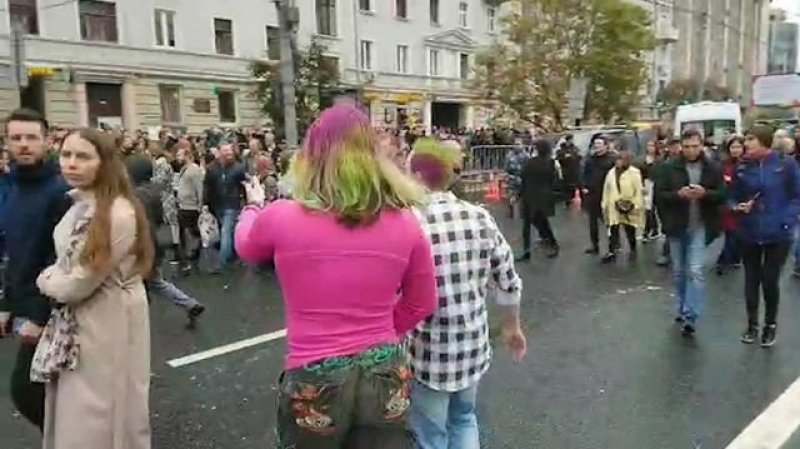 Трансвеститы, бомжи и цыгане устроили фрик-шоу на акции «оппозиции» в Москве