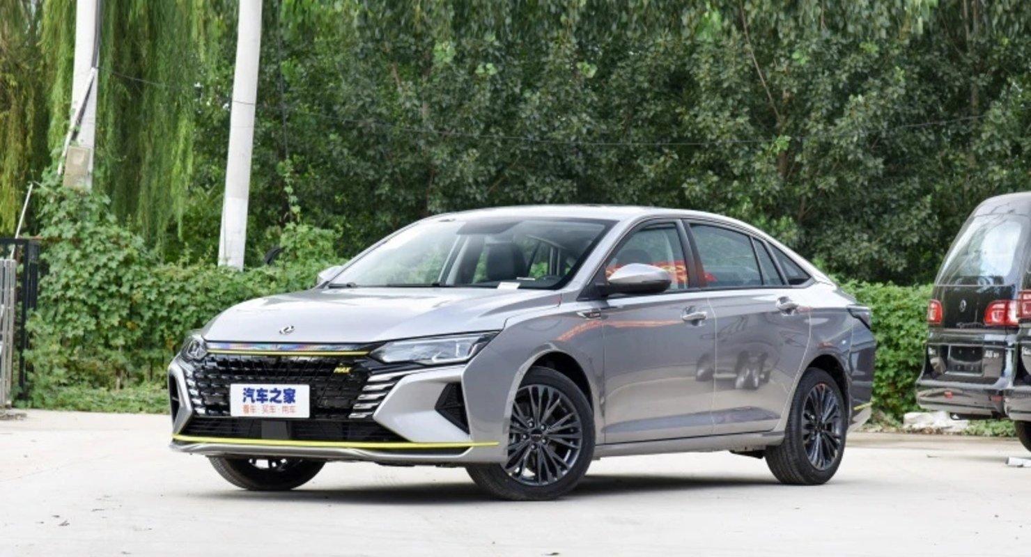 Новый седан Dongfeng Fengshen Yixuan MAX появился на китайском авторынке