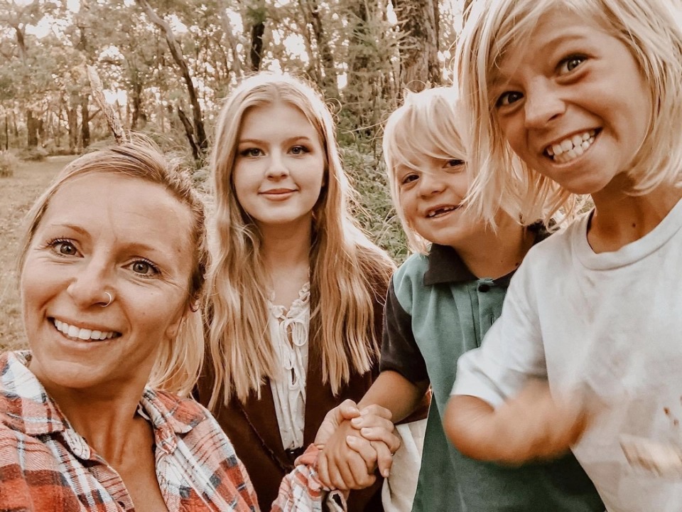 Супруги из Австралии не водят детей в школу, считая, что природное обучение куда полезнее 