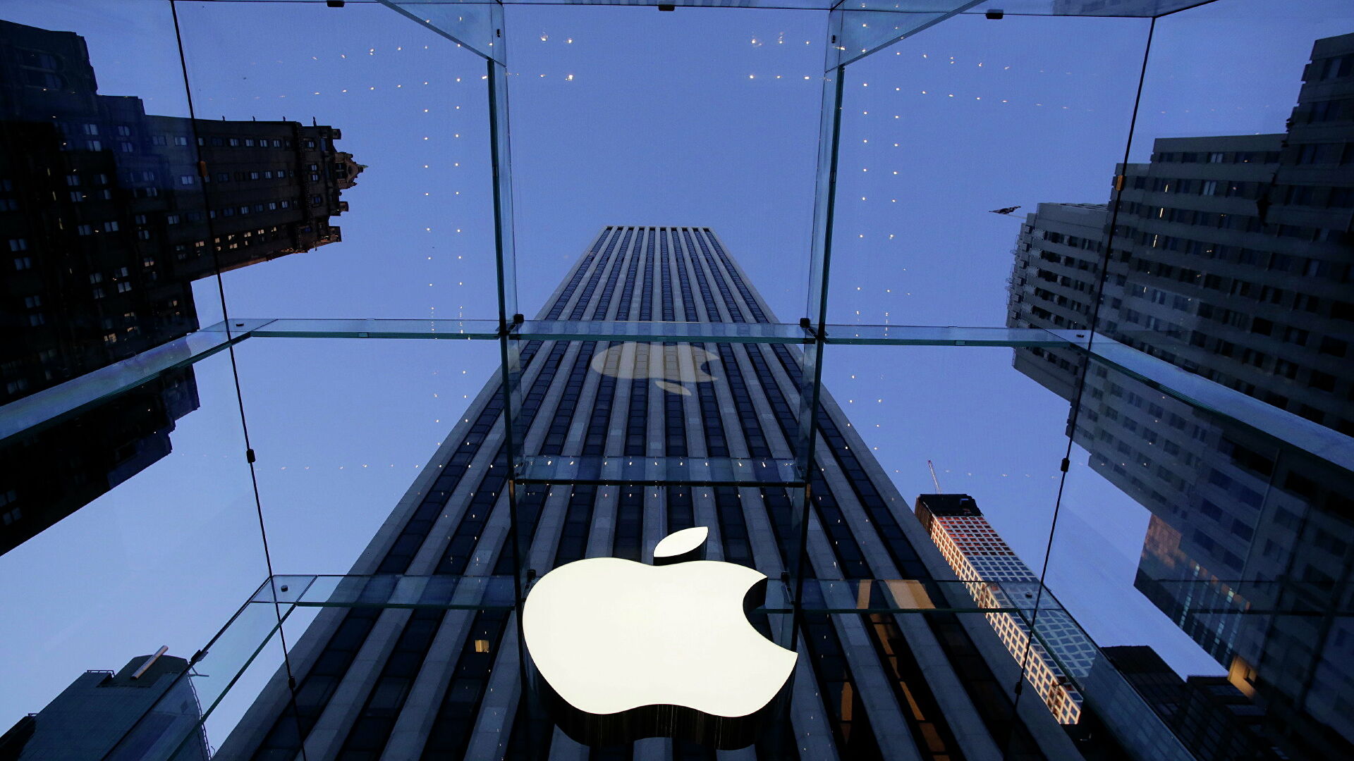 Логотип компании Apple над входом в здание в Нью-Йорке, США - РИА Новости, 1920, 03.01.2022