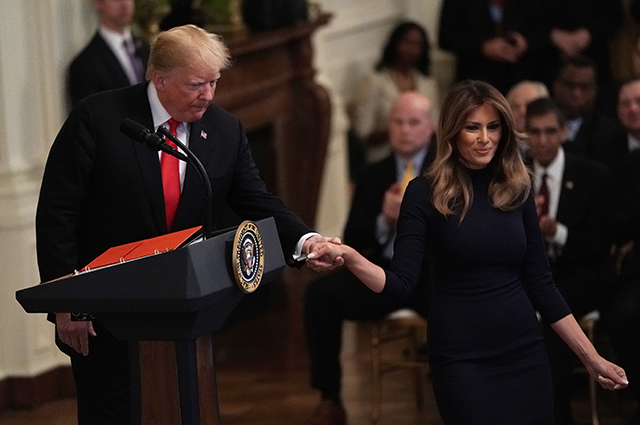 Мелания Трамп трогательно поддержала своего супруга Дональда во время его выступления в Белом доме звездные пары, мелания трамп