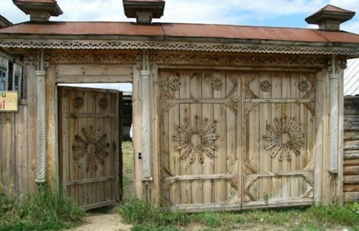 Почему двери, ворота и калитки деревенских домов открываются строго внутрь деревня,интересный факт,калитка