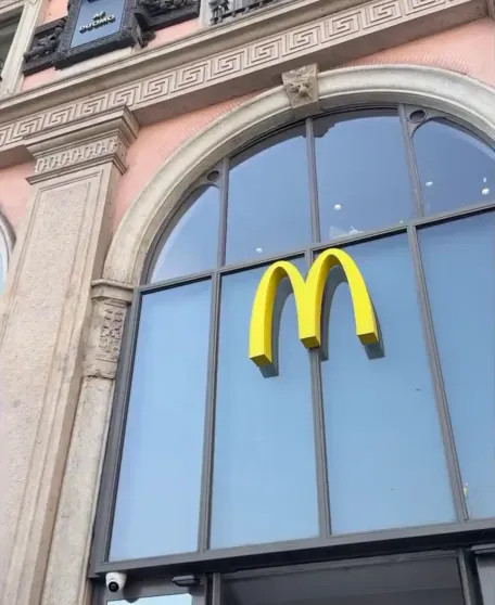 Миллиардер Марк Цукерберг и его жена Присцилла посетили показ Prada в Милане Миллиардер Марк Цукерберг и его жена Присцилла посетили показ Prada в Милане facebook,социальная сеть,forbes,instagram (инстаграм),социальная сеть,алина миллер,андреа гуэрра,карен гленн,лоренцо бертелли,марк цукерберг,Присцилла Чан