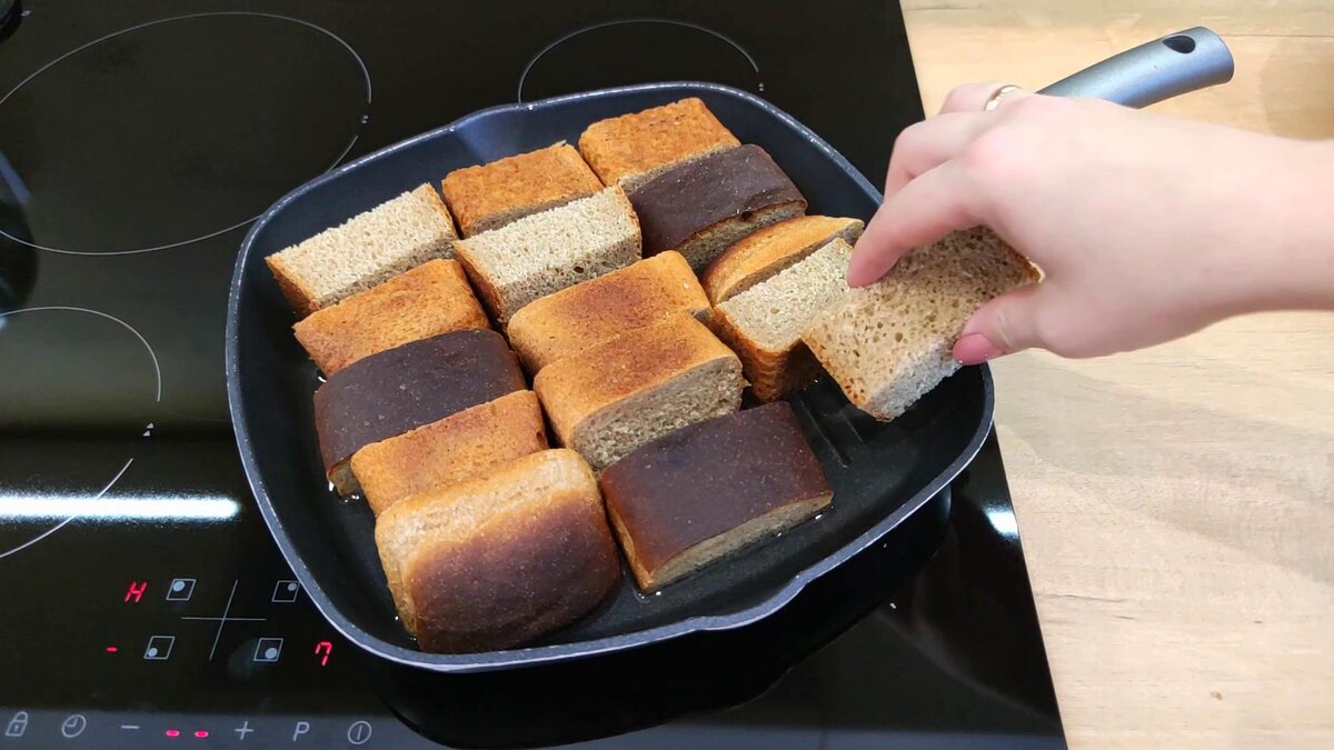 Я готова есть это блюдо из хлеба каждый день, вкусно невероятно блюдо, гренки, хлеба, посыпаю, такие, среднем, четырех, приготовить, аппетита, очень, читатели, пенное, гостей, готовить, немного, приходу, большое, масла, натираю, кусочки