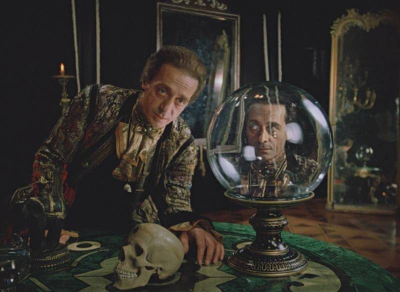 «У нас самообслуживание»: кости, руны, Таро и кофе