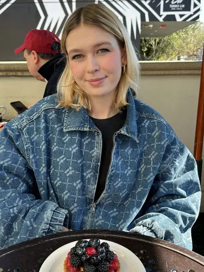 Вера Брежнева показала редкие фото со старшей дочерью по случаю её 25-летия Брежнева, дочерьюСоня, КиперманВера, дочерьюВера, Меладзе, замуж, Брежневой, вышла, удочерил, Михаила, вскоре, России, уехали, супруги, олигарха, Константина, фамилию, через, Киперманом, Кипермана