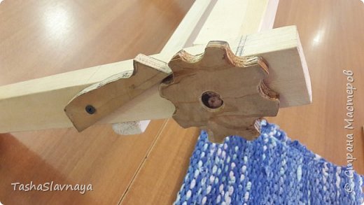 Доброго времени, Страна Мастеров! Строительство... конструирование... (или как еще сказать) ткацкого станка из личного опыта) Материалы: Брус 3на4, брус 4на5, 8 школьных деревянных линеек 50см длинной, рейка3на1,5, рейка 4на 0,5, клей Момент-Кристалл, болты длинные с барашками, саморезы по дереву,кусок послойной фанеры. Инструменты: Ножовка, дрель, лобзик. При кажущейся простоте конструкции, пришлось повозиться... и прибегнуть к помощи знакомого молодого человека) Поскольку 90 процентов деталей я выпиливала сама, то весь процесс изготовления занял у меня около двух недель... время от времени конечно) фото 10
