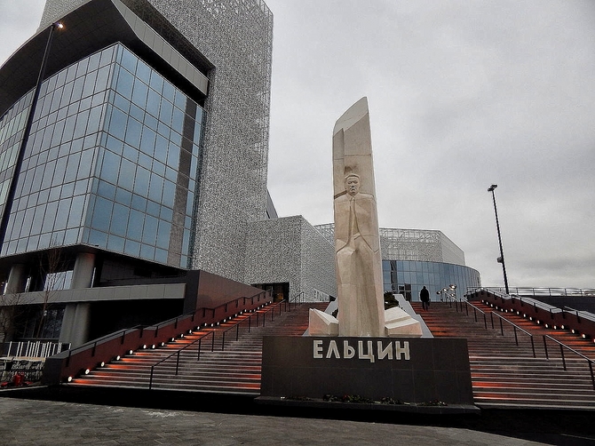 В "Ельцин-центр" георгиевскую ленточку сравнили с носовым платком: "Раздавать ее людям - это абсурд!"