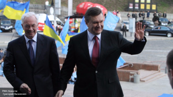 Киев деньгами заманивает Януковича и Азарова обратно
