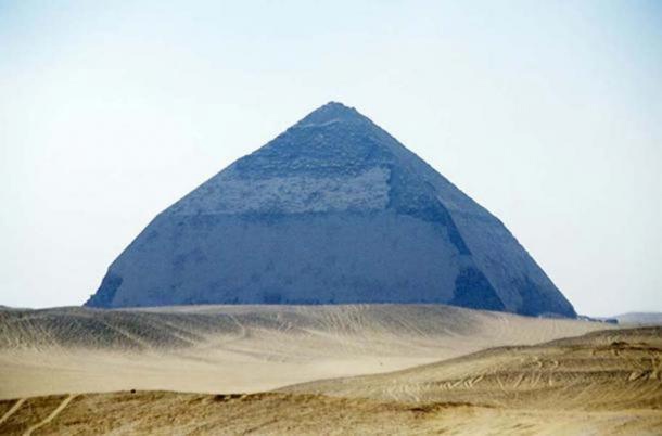 Изогнутая пирамида Снеферу, Дахшур, Египет. 