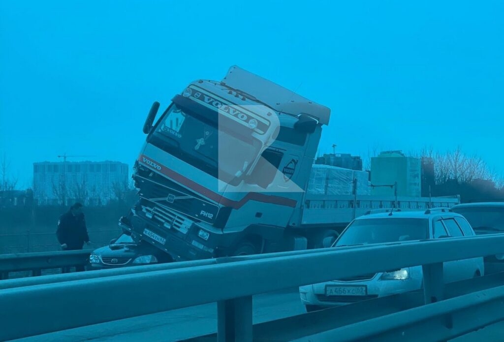 В ДТП с грузовиком на Солотчинском шоссе Рязани погиб человек