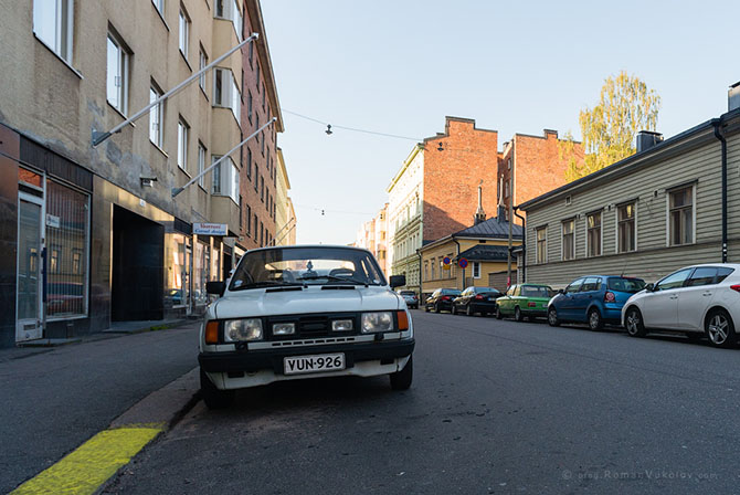 Старые автомобили на улицах финских городов