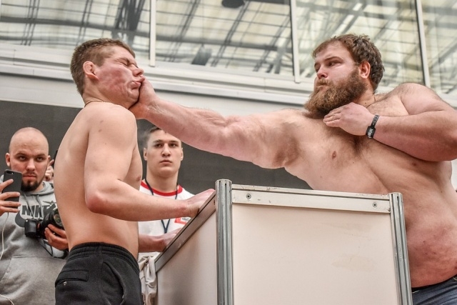 В Красноярске прошел первый чемпионат по мужским пощечинам