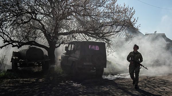 Солдат ВСУ у линии соприкосновения в Донбассе