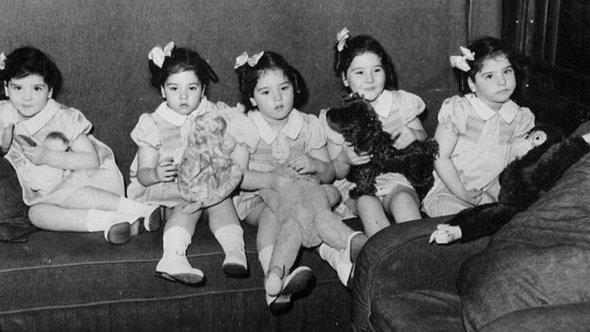 «Нас выставляли как животных в зоопарке»: история уникальных пятерняшек — сестер Дион, которых отец продал за 0 тыс. девочки, ОливЭдуард, девочек, сестры, близняшек, чтобы, Эльзир, дочерей, детей, фактически, стали, девушки, которые, несмотря, версии, родители, появились, чудом, контракт, время