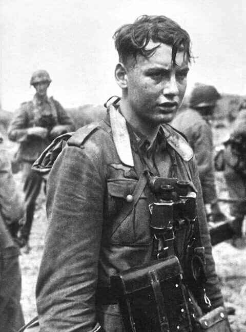 Молодой немецкий солдат после боя Великая Отечественная Война, архивные фотографии, вторая мировая война