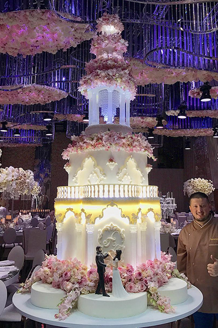 Торт-люстра, торт-облако и другие самые впечатляющие свадебные торты знаменитостей Торт-люстра, торт-облако и другие самые впечатляющие свадебные торты знаменитостей хроника, звезды, торты