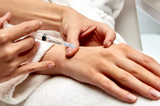 Инъекции, лазеры, пилинги: как ухаживать за руками зимой Инъекции, лазеры, пилинги: как ухаживать за руками зимой новости красоты