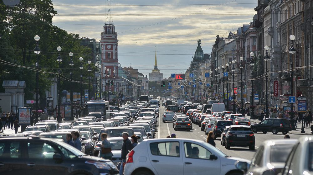 Внезапная остановка троллейбусов осложнила движение по Невскому проспекту Петербурга утром 30 марта