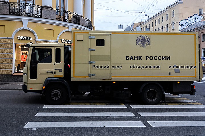 108 грузовиков с валютой — как страна готовится к санкциям
